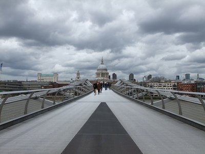 Foto der Milleniumsbridge in London, im Hintergrund St. Paul