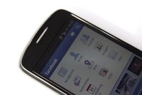 Bild eines Smartphones mit geöffneter Facebook-App